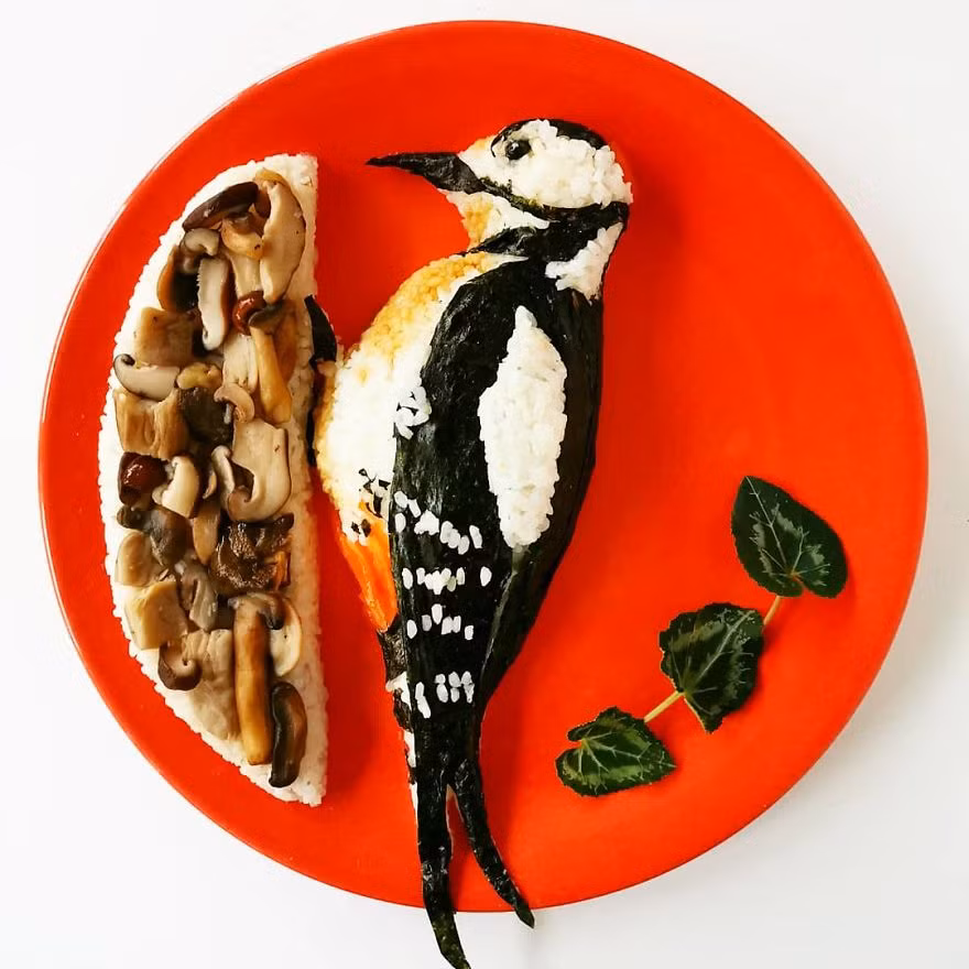 Cơm sushi với nấm shiitake và nấm hoang dã.