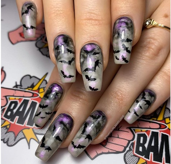 Hình ảnh những chú dơi trên bộ nail cũng tạo cảm giác ma mị cho Halloween.