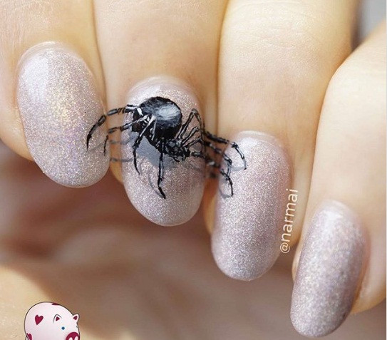 Nếu bạn thích vừa dễ thương vừa rùng rợn, hãy gắn thêm một chú nhện trên bộ móng. 