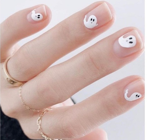 Hình ảnh chú ma vô cùng dễ thương tạo nên sự lôi cuốn cho bộ nail.