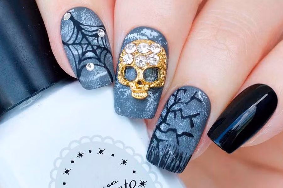 Nail mạng nhện, đầu lâu đẹp cho ngày lễ hội Halloween thêm ấn tượng.