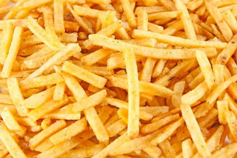 Khoai tây chiên: Khoai tây chiên rất giàu chất béo, do đó dễ gây mụn. Bên cạnh đó, món khoái khẩu này còn chứa rất nhiều chất béo chuyển hóa có hại cho da vì chúng làm tắc lỗ chân lông.