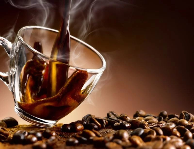 Caffeine: Caffeine là thủ phạm chính gây mụn nhọt. Trà, nước ngọt, thức uống năng lượng, sô-cô-la và cà phê là những thực phẩm có hàm lượng caffeine cao.