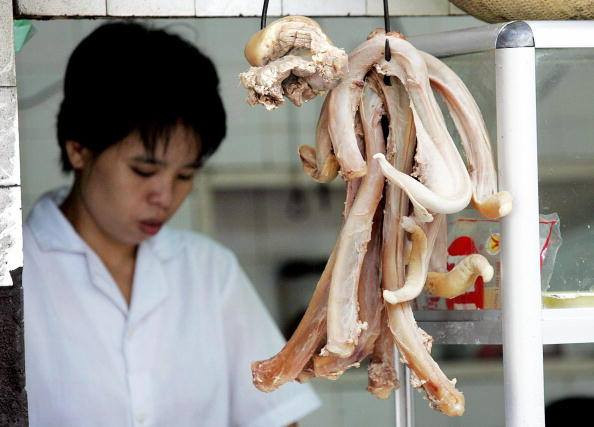 Tinh hoàn bò luộc là món ăn phổ biến được thực hiện ở nhiều nơi vì nó giòn giòn sật sật dễ ăn và chế biến lại cực kỳ đơn giản. Trong dương vật bò có rất nhiều nội tiết tố nam giới có tác dụng bồi bổ tinh dịch, tráng dương, bổ thận, chữa được liệt dương, đái buối, đau lưng, mỏi gối.