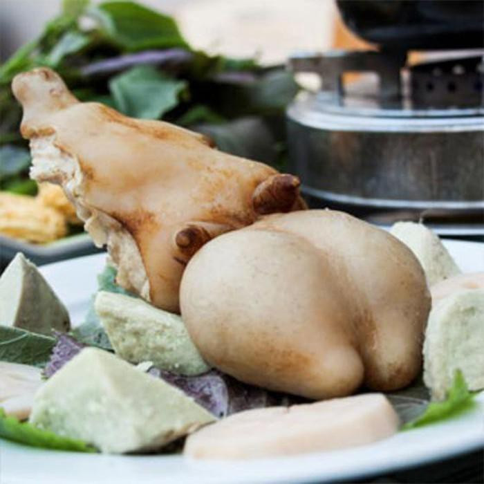 Với món ngọc dương hấp rượu, người ta chọn ngọc dương, thận hoặc cả bộ sinh dục con dê cắt miếng mỏng, ướp hành tỏi, ngũ vị hương, cho vào niêu đất kê trên vài viên gạch nhỏ, đổ rượu vào đĩa rồi đốt. Hơi nóng của rượu sẽ làm chín ngọc dương.