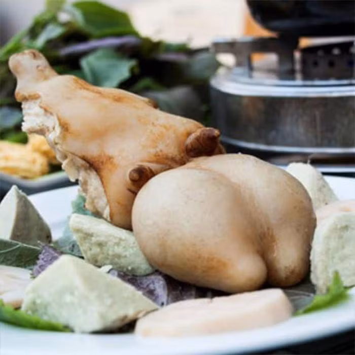 Với món ngọc dương hấp rượu, người ta chọn ngọc dương, thận hoặc cả bộ sinh dục con dê cắt miếng mỏng, ướp hành tỏi, ngũ vị hương, cho vào niêu đất kê trên vài viên gạch nhỏ, đổ rượu vào đĩa rồi đốt. Hơi nóng của rượu sẽ làm chín ngọc dương.