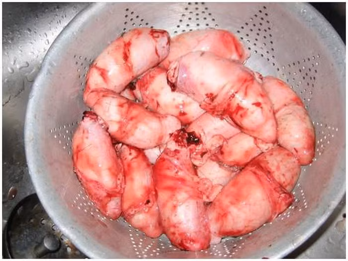 Tinh hoàn bò chiên giòn: Món ăn này có xuất xứ từ Mỹ, được gọi với cái tên khá đặc biệt Rocky Mountain Oysters. Tuy nhiên, nó không phải là những con hàu (Oyster) chiên giòn mà thực chất là tinh hoàn bò chiên giòn.