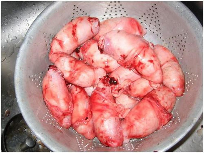 Tinh hoàn bò chiên giòn: Món ăn này có xuất xứ từ Mỹ, được gọi với cái tên khá đặc biệt Rocky Mountain Oysters. Tuy nhiên, nó không phải là những con hàu (Oyster) chiên giòn mà thực chất là tinh hoàn bò chiên giòn.