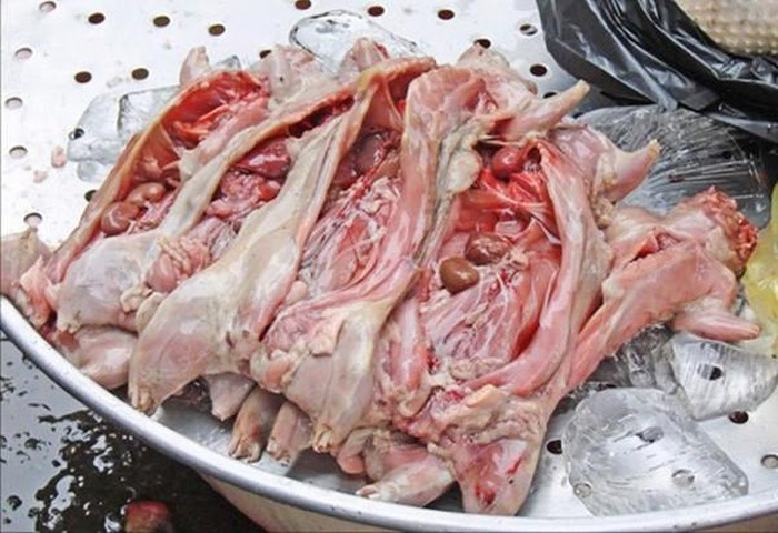 Tinh hoàn chuột cống: Đây là món ăn khá hiếm vì mỗi con chuột cống chỉ có 2 tinh hoàn bé xíu. Nhiều người tin rằng, tinh hoàn chuột cống là một loại viagra thiên nhiên giúp cánh màu râu tăng cường sinh lý. Ảnh: Internet. Video "Chế biến món ngon từ nấm đông cô". Nguồn: VTC.