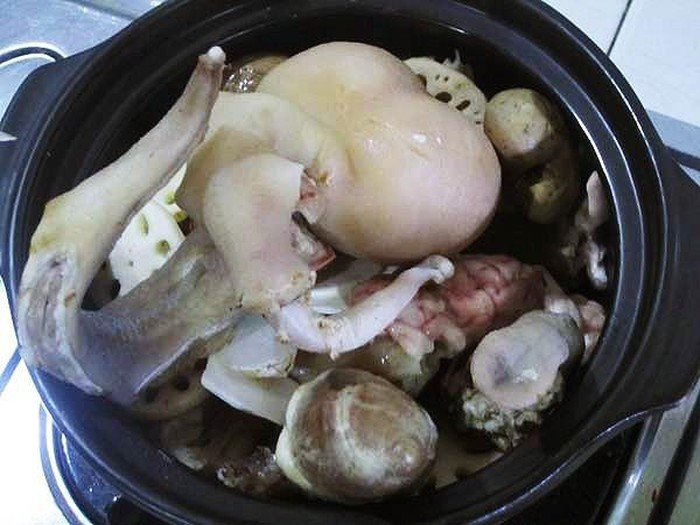 Cà dê (ngọc dương): Ngọc dương được xem là món ăn "tráng dương" cho phái mạnh. Để chế biến cà dê thành món khoái khẩu, người ta chọn dê đực đang lớn (tránh dê đực già) để làm thịt, lấy cà. Trong các món ăn được chế biến từ ngọc dương dê thì món ngọc dương hầm thuốc Bắc, ngọc dương ngâm rượu và ngọc dương nấu lẩu được nhiều quý ông ưa chuộng nhất.