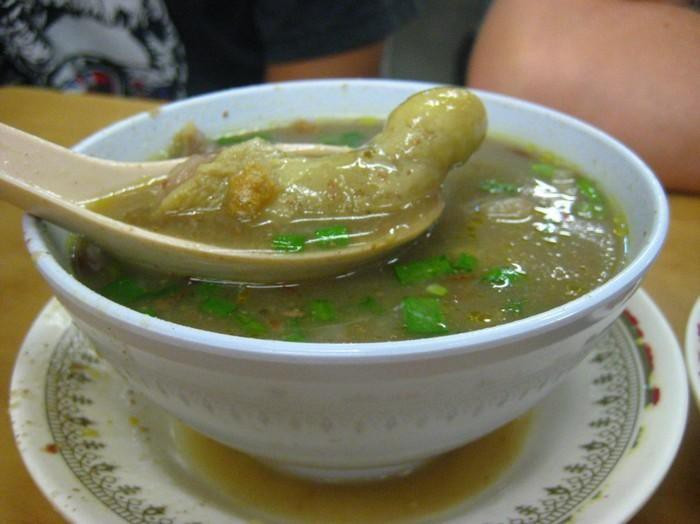 Món súp tinh hoàn động vật này, được nấu cùng với gừng, hành, tiêu và hỗn hợp các loại thảo mộc hết sức thơm ngon.