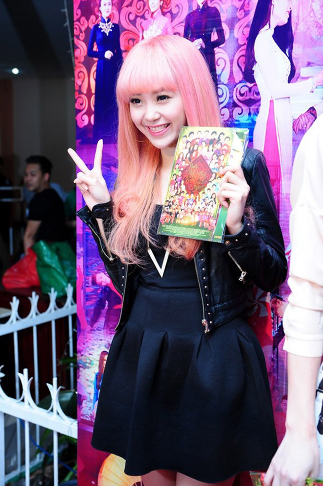 Minh Hằng cũng từng khiến các fan giật mình vì tự hại mình với mái tóc hồng kém tự nhiên này, trông nữ ca sĩ không khác gì một cô búp bê di động.