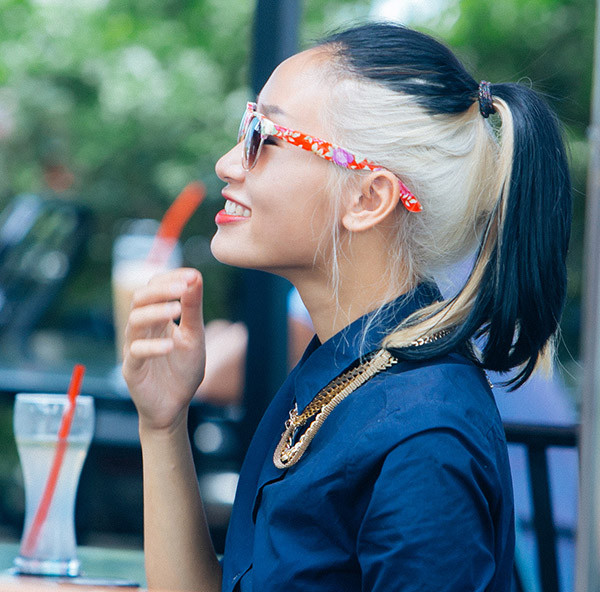 Trang Khiếu nhuộm tóc hai màu khiến người ta liên tưởng đến nhân vật "ma nữ" trong các phim kiếm hiệp.