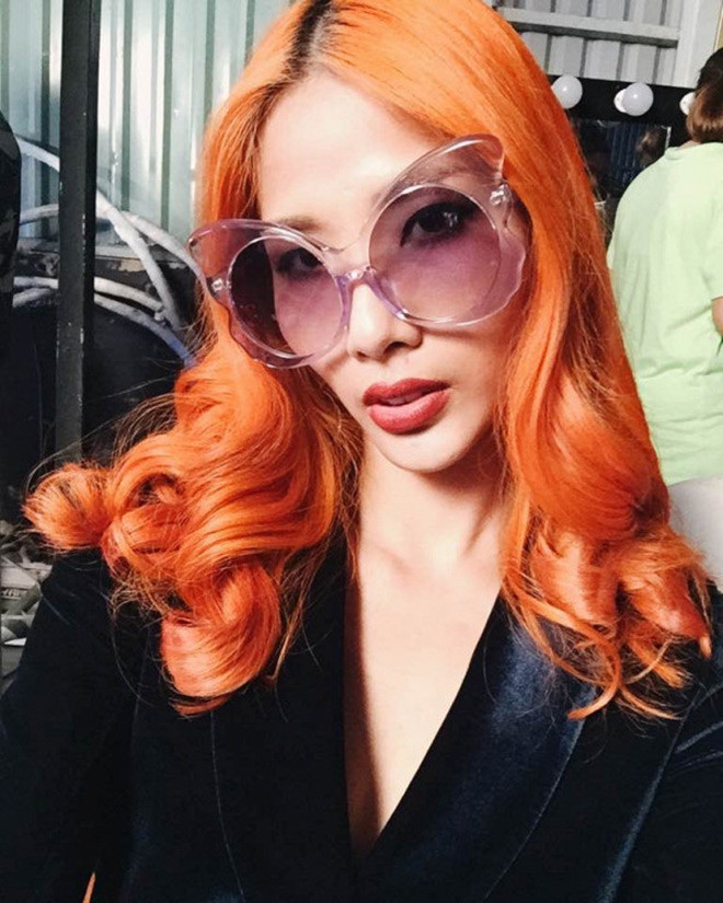 Chính mái tóc này khiến màu da của siêu mẫu Hoàng Thùy bị “nhợt” và có phần tái đi.