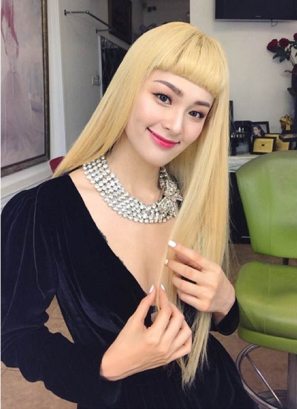 Hạ Vi lại trông già dặn và “sến” hơn sau khi nhuộm tóc màu cá tính.