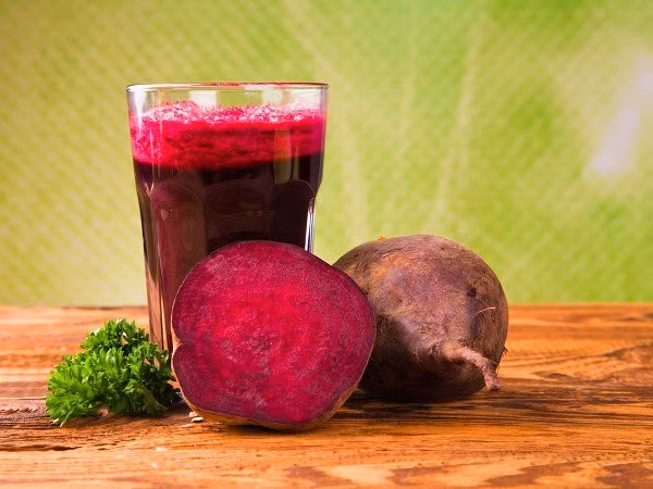 Sữa chua, củ dền, nước cốt chanh và bột đậu gà: Trộn đều 1 thìa canh sữa chua, 1 thìa canh nước cốt chanh, 1 thìa canh nước ép củ dền và 1 thìa canh bột đậu gà; thoa hỗn hợp lên mặt rồi xả sạch với nước ấm sau 15 phút. Các thành phần axit của nước cốt chanh giúp làm sạch sâu, đồng thời vitamin C trong củ dền giúp tẩy tế bào chết.