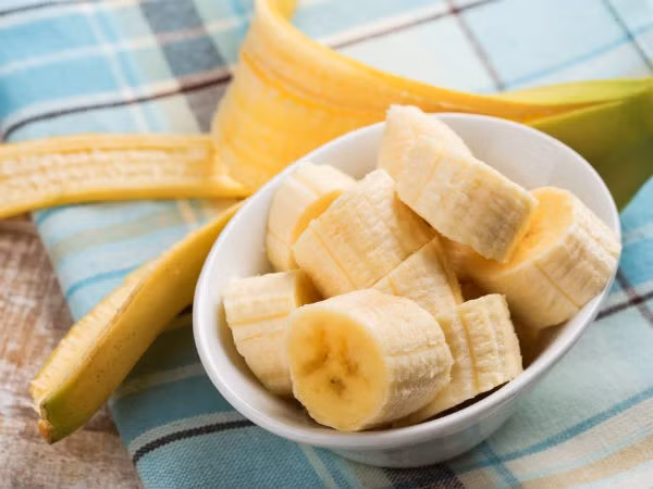 Sữa chua và chuối: Nghiền một quả chuối chín trong bát tô, sau đó thêm 1 thìa canh sữa chua và trộn đều. Thoa hỗn hợp mặt nạ lên mặt, giữ trong 15 phút rồi xả sạch với nước ấm. Chuối có tác dụng cấp ẩm, làm dịu và làm mát da.