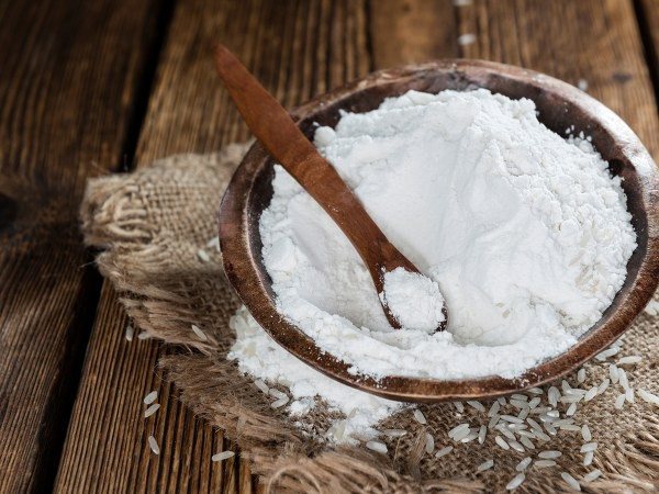 Sữa chua và bột mì: Trộn 1 thìa canh sữa chua với ½ thìa canh bột mì, thoa hỗn hợp lên mặt rồi xả sạch với nước ấm. Bột mì cấp ẩm cho da, đồng thời chứa các thành phần chống oxy hóa giúp giữ cho da trẻ trung.