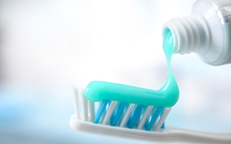 Dùng kem đánh răng thiên nhiên để trị mụn trên mặt: Kem đánh răng có thể làm cho nốt mụn khô lại và giảm kích thước. Tuy nhiên, hãy đọc kỹ thành phần kem đánh răng trước khi bôi, vì có một số loại có chứa Sodium Lauryl Sulfate (SLS) có thể gây kích ứng da.