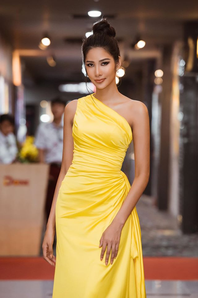 Sau khi cải thiện hình thể, Hoàng Thùy tỏa sáng trong những thiết kế đầm dạ hội ôm sát, cắt xẻ táo bạo. 