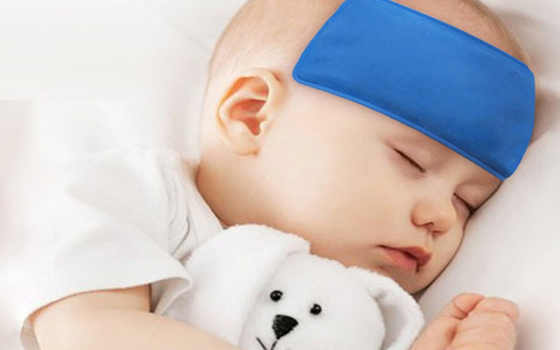Sử dụng miếng dán hạ sốt: Trong trường hợp trẻ khó tính và nhạy cảm thì các mẹ có thể dán miếng dán hạ sốt để hạ thân nhiệt, giảm sốt cho con.