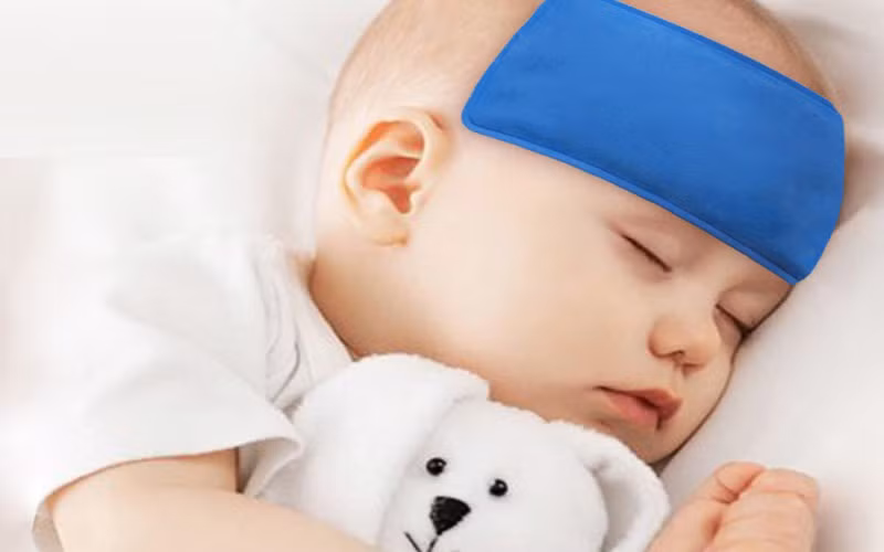 Sử dụng miếng dán hạ sốt: Trong trường hợp trẻ khó tính và nhạy cảm thì các mẹ có thể dán miếng dán hạ sốt để hạ thân nhiệt, giảm sốt cho con.