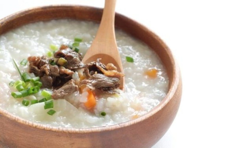 Món ăn hạ sốt hiệu quả cho bé: Bị sốt cao khiến cho cơ thể trẻ ra nhiều mồ hôi dễ bị kiệt sức, mất nước, mắt và miệng khô. Mẹ nên cho bé ăn các loại thức ăn dạng lỏng cho dễ tiêu và cho uống nhiều nước ấm hơn so với hàng ngày.