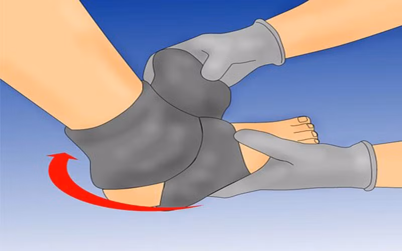 Hạ sốt bằng cách dùng tất ướt: Khi thấy con mình bị sốt, các bà mẹ có thể lấy một chiếc tất dài, nhúng nước ấm, vắt ráo nước rồi cuốn vào cổ chân và bàn chân của bé. Khi tất lạnh, hãy lặp lại quy trình và làm liên tục cho tới khi cơ thể bé hạ nhiệt.