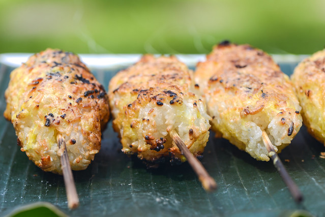 Khao Jee tương tự như bánh mì Việt Nam. Đây là món bánh nhồi với rau diếp, cà chua thái lát, cà rốt, hành tây, moo yor (thịt lợn), giăm bông và sốt ớt. Có nhiều gánh hàng rong bán món ăn đường phố này với giá khá rẻ. Khao jee thường được thưởng thức cho bữa sáng.