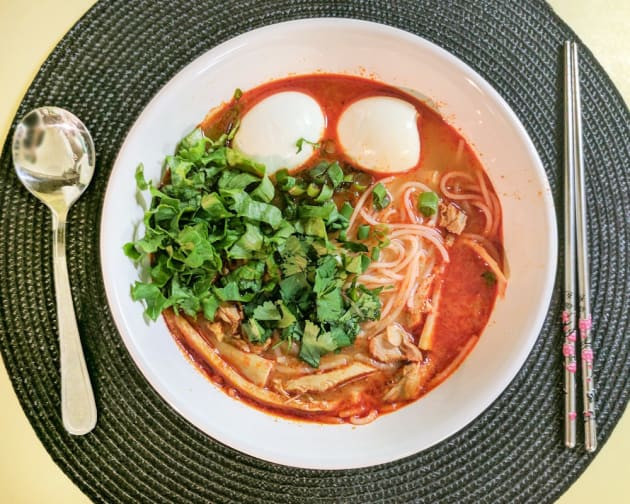 Khao Poon (mì cay): Đây là món ăn Lào khá phổ biến, bao gồm bún gạo trong nước súp cay. Súp hầm nhừ được làm từ thịt giã nhỏ (thịt gà, cá hoặc thịt lợn), nước mắm, tỏi, hẹ, ớt, lá chanh, riềng và lá tía tô. Bạn cũng có được một loại toppings ăn kèm bằng bắp cải thái nhỏ, hẹ, hành lá, rau mùi, lá bạc hà và đậu chuỗi.