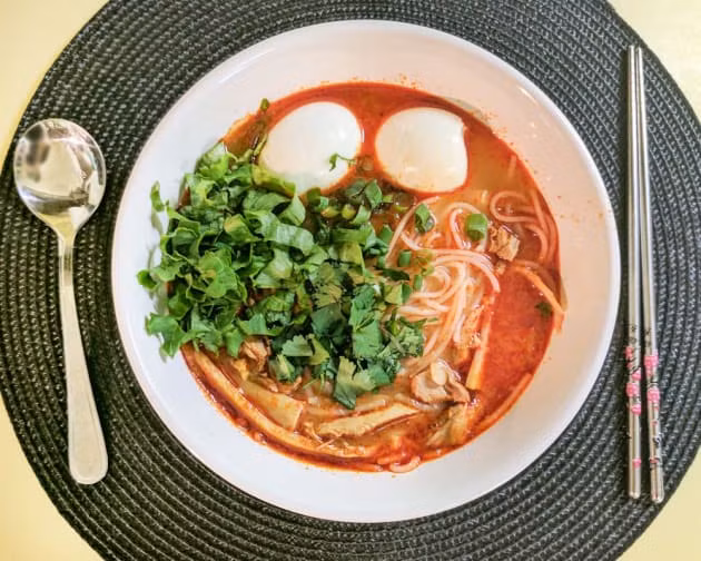 Khao Poon (mì cay): Đây là món ăn Lào khá phổ biến, bao gồm bún gạo trong nước súp cay. Súp hầm nhừ được làm từ thịt giã nhỏ (thịt gà, cá hoặc thịt lợn), nước mắm, tỏi, hẹ, ớt, lá chanh, riềng và lá tía tô. Bạn cũng có được một loại toppings ăn kèm bằng bắp cải thái nhỏ, hẹ, hành lá, rau mùi, lá bạc hà và đậu chuỗi.