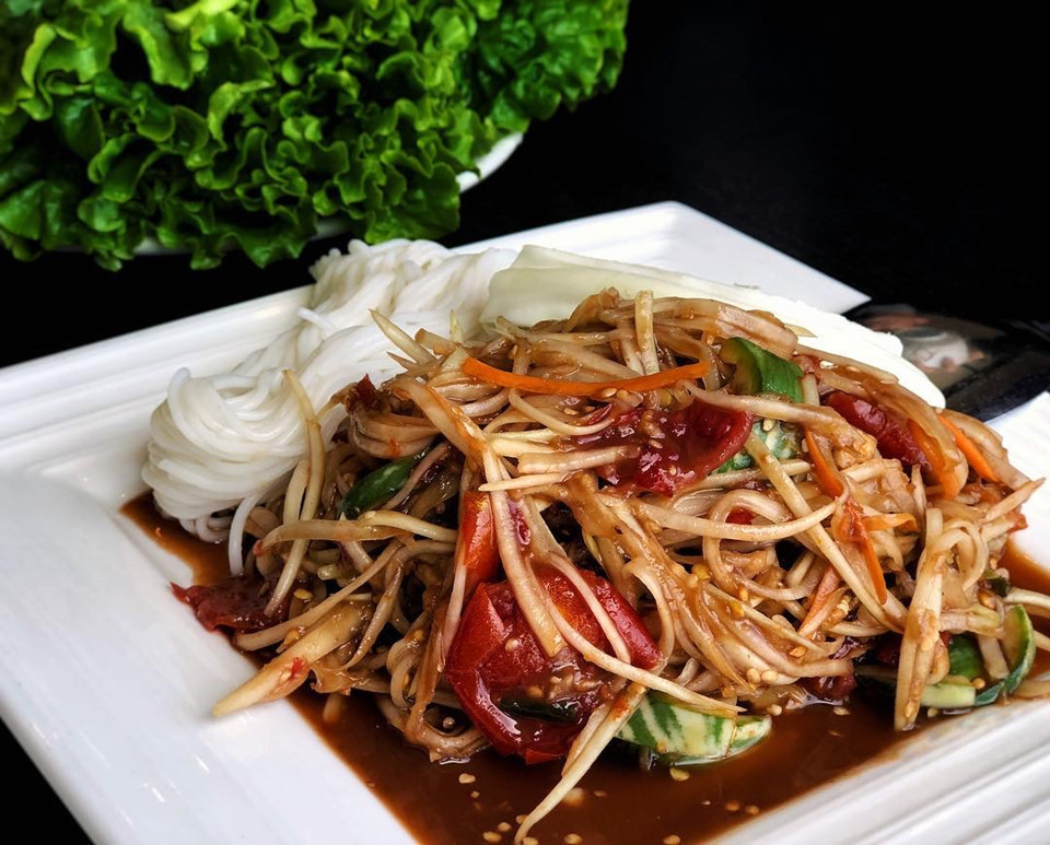Tam Mak Hoong (Salad đu đủ): Món này gồm đu đủ xanh xắt nhỏ, , tỏi, cà chua, ớt, đường cọ, nước cốt chanh và nước mắm được giã trong cối. Không giống như som tam, món gỏi đu đủ Lào này bỏ qua đậu phộng nhưng có nước mắm lên men và mắm tôm làm nguyên liệu chính.