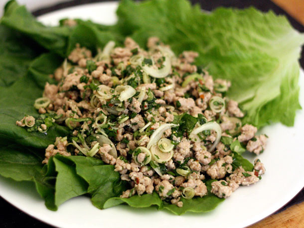 Larb hay laap được coi là món ăn truyền thống của Lào. Đây là món salad làm từ thịt lợn băm trộn với lá bạc hà, ớt, nước mắm và nước cốt chanh, mang lại hương vị nồng nàn. Hầu hết các nhà hàng sử dụng thịt lợn hoặc thịt gà để nấu món này, nhưng bạn cũng có thể thưởng thức nó với thịt bò băm, vịt hoặc cá.