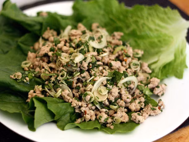 Larb hay laap được coi là món ăn truyền thống của Lào. Đây là món salad làm từ thịt lợn băm trộn với lá bạc hà, ớt, nước mắm và nước cốt chanh, mang lại hương vị nồng nàn. Hầu hết các nhà hàng sử dụng thịt lợn hoặc thịt gà để nấu món này, nhưng bạn cũng có thể thưởng thức nó với thịt bò băm, vịt hoặc cá.