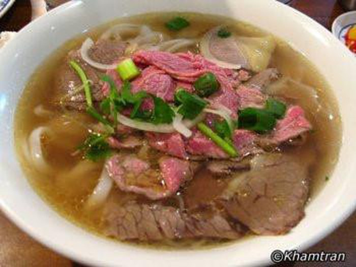 Phở Lào là một món phở bò có nguồn gốc từ Việt Nam, nhưng cũng thường được người dân địa phương ăn. Nó có những lát thịt bò, thịt lợn, hoặc thịt gà mỏng, tripe, thịt viên và đôi khi là các bộ phận nội tạng (tim, gan hoặc lưỡi). Phở Lào thường được phủ dầu ớt, nước cốt chanh, giá đỗ, đậu dài, húng quế và rau mùi.