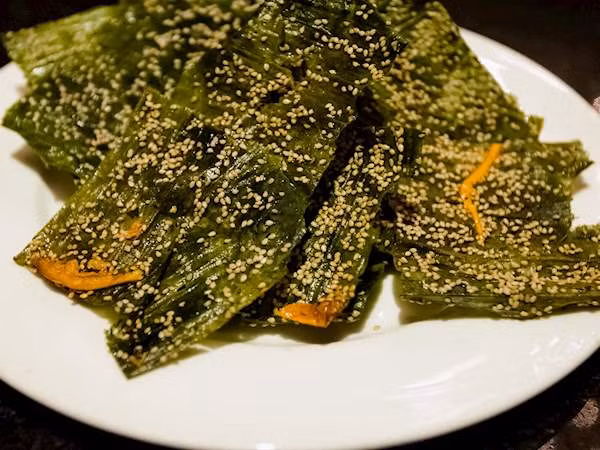 Kaipen là một đặc sản của Lào được làm từ tảo xanh nước ngọt thu hoạch từ sông Mê Kông ở phía bắc Lào. Sau khi rửa sạch, tảo được ép thành những tờ mỏng sau đó tẩm ướp với tỏi và hạt vừng, trước khi được phơi nắng đến khi khô. Khi dùng, người ta đem đi chiên vàng giòn và ăn với jaew bong, một loại nước chấm kết hợp giữa ớt nướng và miếng da trâu mỏng.