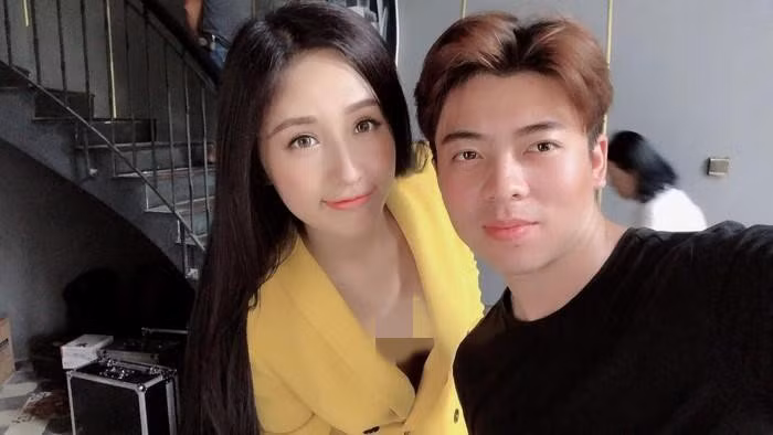 Mai Phương Thúy nổi bật tại phim trường khi diện vest vàng không nội y. Trang phục không nội y của Mai Phương Thúy khéo khoe vòng 1 lấp ló tại phim trường.