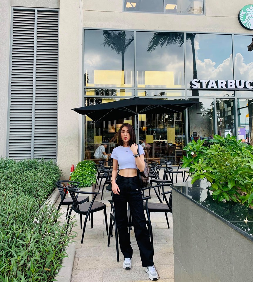 Phong cách thể thao giúp cô nàng vừa trẻ trung vừa khoe được vòng eo 53cm.