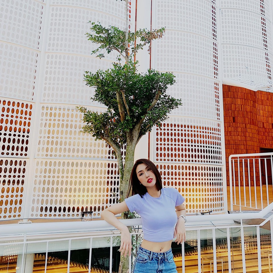 Tường Linh thường phối croptop với quần jean cá tính. Ảnh: FBNV. Video "Minh Hằng chia sẻ về phong cách thời trang". Nguồn: VTC.