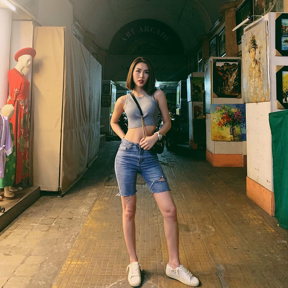 Ngoài đời, người đẹp khá chuộng phong cách năng động, thể thao với áo croptop và quần short.