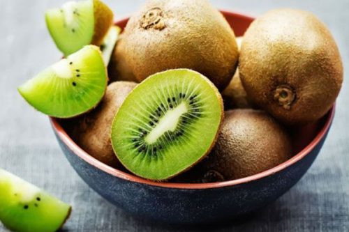 Kiwi: Thành phần của kiwi cũng chứa nhiều vitamin C, vitamin E, vitamin K, folat và kali có tác dụng tốt cho hệ miễn dịch, tăng lượng tiểu cầu, và chất điện giải trong cơ thể.