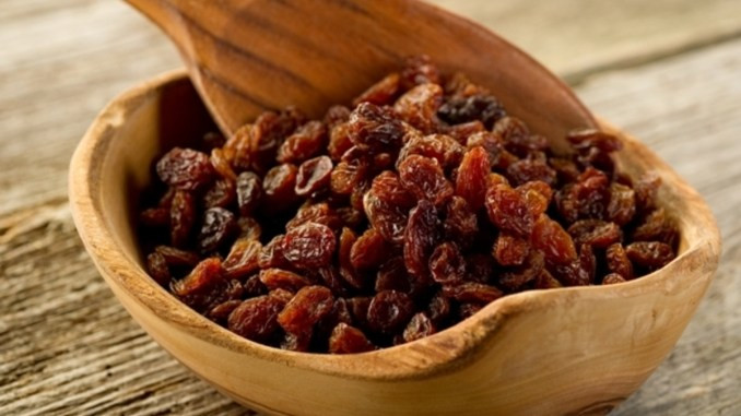 Nho khô: Nhờ hàm lượng sắt cao, loại trái cây sấy khô này giúp tăng cường số lượng tiểu cầu trong máu hiệu quả.