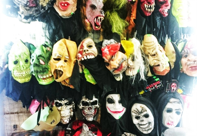 Bac si canh bao vu be 4 tuoi bong rop da mat vi hoa trang Halloween-Hinh-2