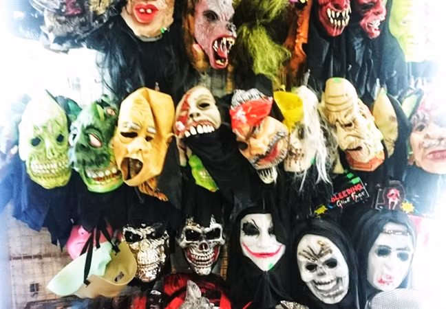 Bac si canh bao vu be 4 tuoi bong rop da mat vi hoa trang Halloween-Hinh-2