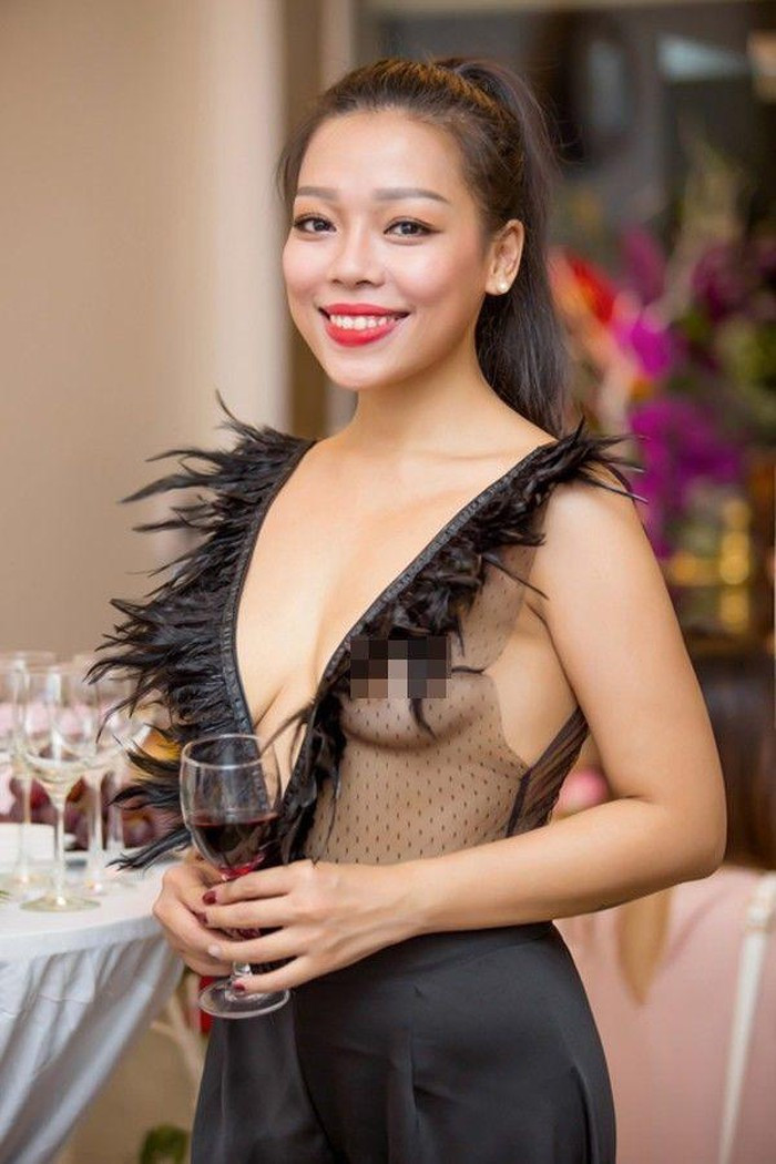 Chiếc áo xuyên thấu của Hà Linh không chỉ bị đánh giá thấp về thiết kế mà nó còn để lộ đến 95% bầu ngực của người mặc.