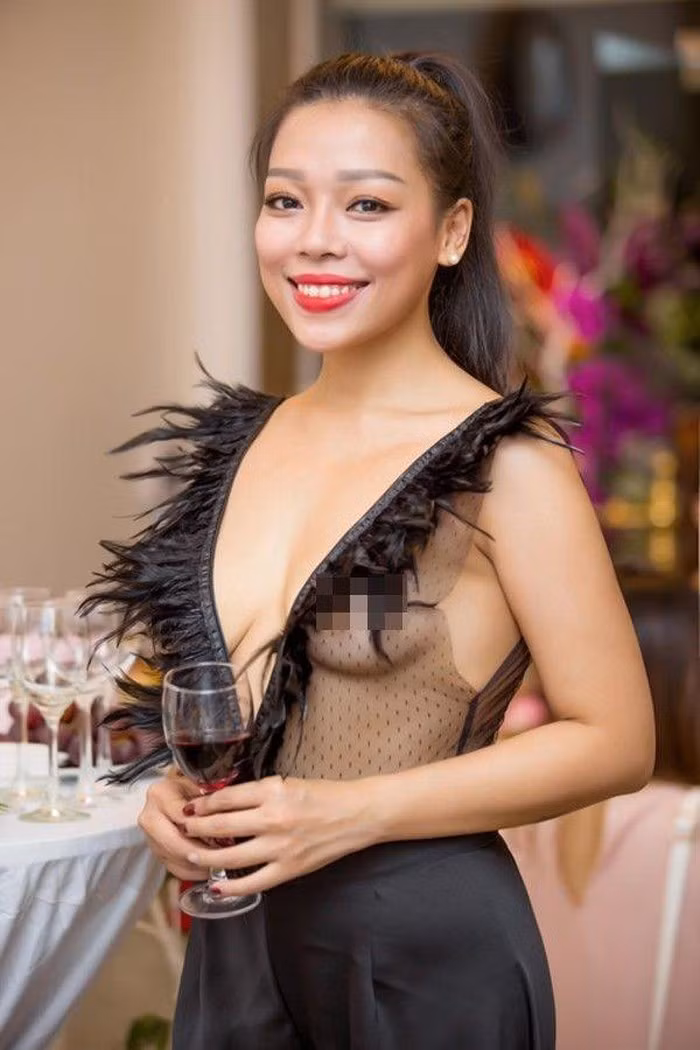 Chiếc áo xuyên thấu của Hà Linh không chỉ bị đánh giá thấp về thiết kế mà nó còn để lộ đến 95% bầu ngực của người mặc.