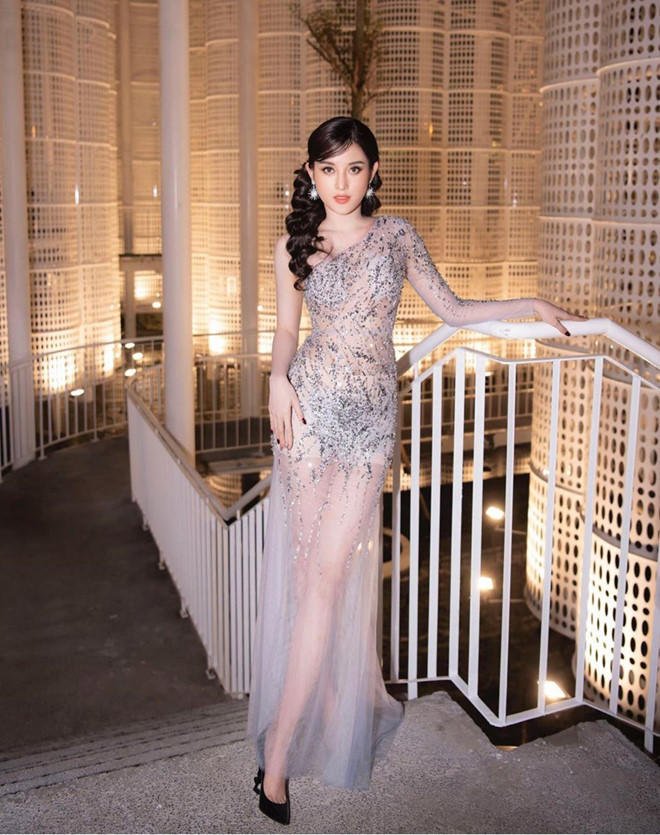 Bộ cánh xuyên thấu của Huyền My bị nhiều khán giả đánh giá thiếu tinh tế với chiếc quần nội y lộ rõ trước ống kính.