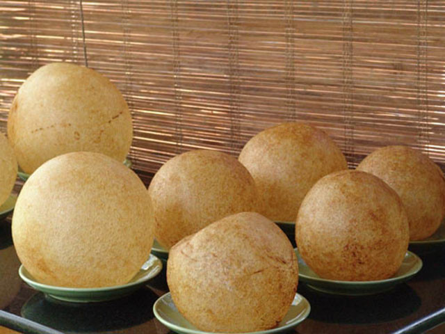 Người chiên (rán) lúc này cần sự khéo léo vì công đoạn chiên quyết định độ phồng của bánh. Trong quá trình chiên phải liên tục đảo bánh để bánh không bị méo mó và chín đều.