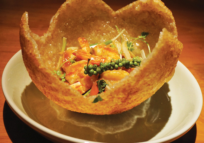 Sau khi đã chọn được các nguyên liệu cần thiết, đem gạo nếp và đậu xanh ngâm, đãi sạch rồi mới nấu chín thành xôi. Ở đây, hạt nếp phải được nấu chín tới vì đây là khâu quan trọng để bánh có độ phồng lúc chiên. Vì nếu nếp chưa chín, bánh sẽ ít phồng còn nếu hạt nếp chín quá sẽ mất độ dẻo dai và bánh sẽ không phồng giòn.