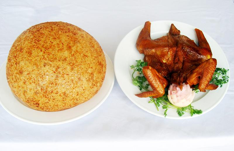 Để thưởng thức, ấn cho bánh xẹp xuống rồi cắt thành từng miếng vuông nhỏ vừa ăn. Thường ăn xôi phồng kèm với đồ chiên, nướng, quay như chim quay, gà nướng, bồ câu quay…Đặc biệt, hương vị đặc trưng của bánh xôi chiên phồng thường rất giòn và vẫn giữ được vị thơm dẻo của xôi nếp, bùi bùi của đỗ, ngọt thanh của đường. Ảnh: Internet.